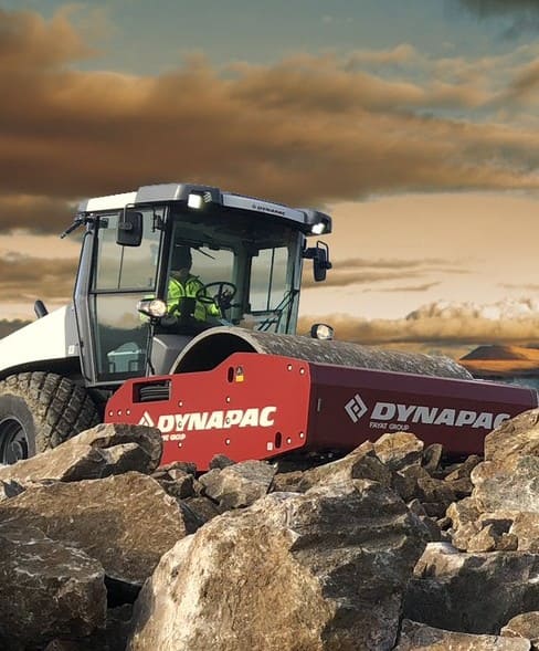 Compactador Dynapac de alto rendimiento, ideal para trabajos de compactación en terrenos exigentes.