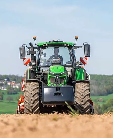 Tractor Deutz-Fahr potente y eficiente, diseñado para maximizar la productividad en labores agrícolas.