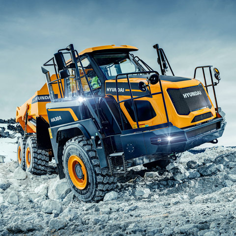 Volquete articulado Hyundai HA30A, ideal para trabajos en terrenos difíciles con alta capacidad de carga.